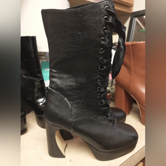 Boots - Picture 4 of 8